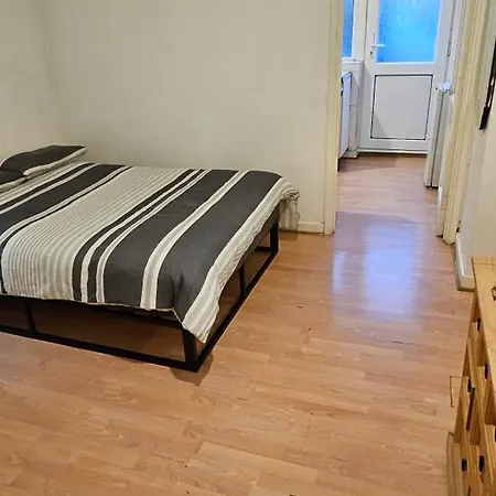 No Frills & Nothing Fancy 1 Bed Studio City Centre Cardiff Exterior photo
