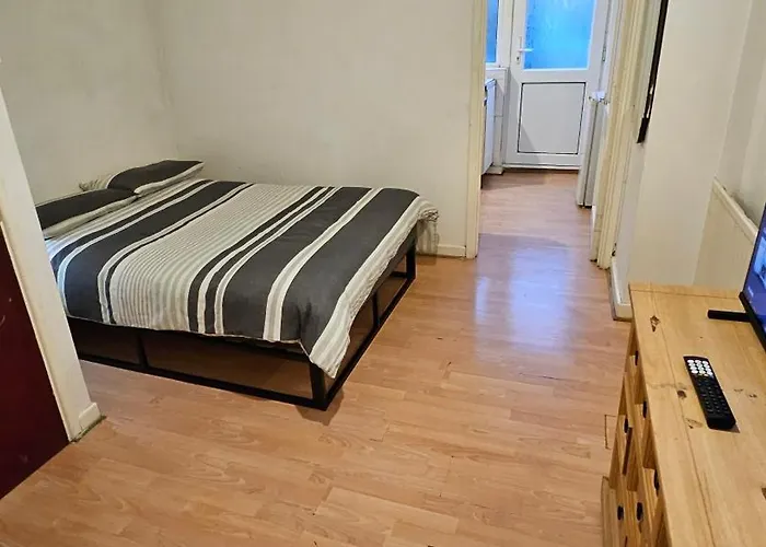 No Frills & Nothing Fancy 1 Bed Studio City Centre
