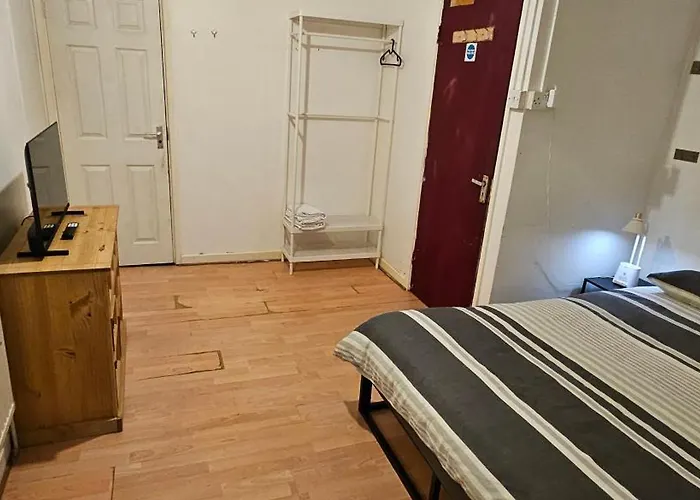No Frills & Nothing Fancy 1 Bed Studio City Centre