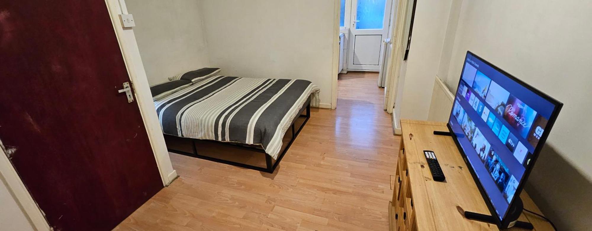 No Frills & Nothing Fancy 1 Bed Centre Apartment *